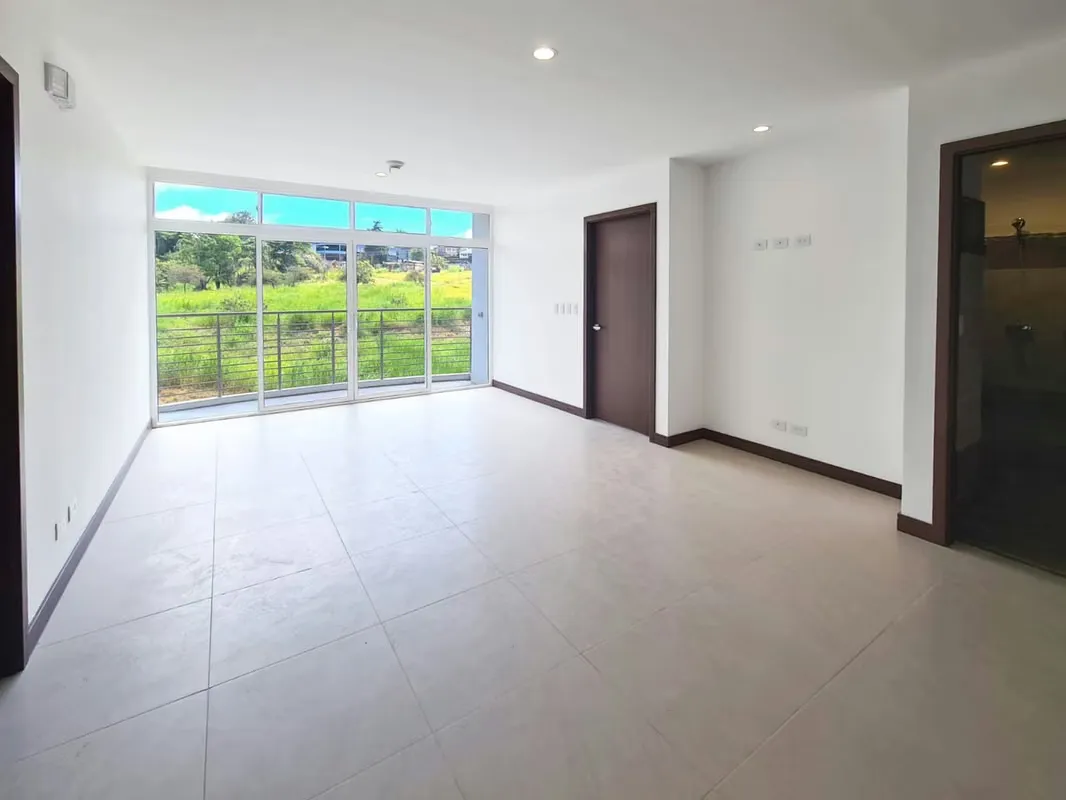 Se vende Apartamento en Condo. Vía Natura, Guayabos, Curridabat (FE).