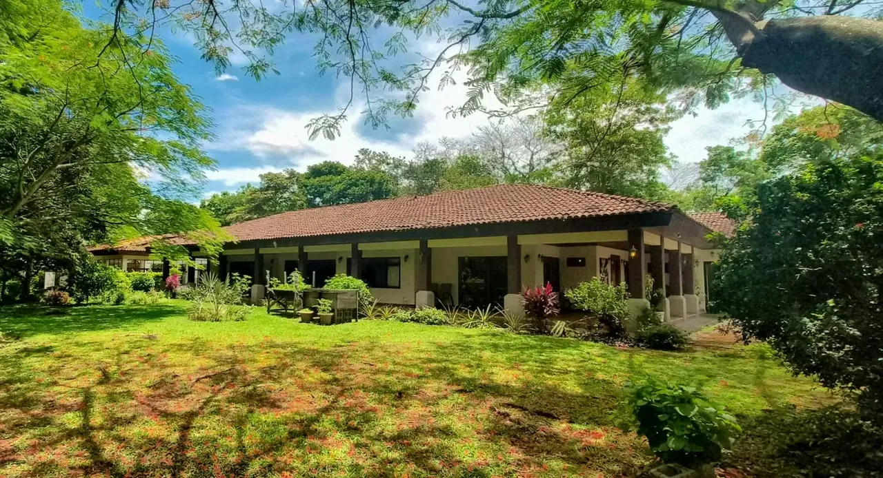 Ubicada en la exclusiva zona residencial de Río Oro, Santa Ana, esta distinguida propiedad ofrece una excelente oportunidad para quienes buscan un hogar amplio, cómodo y con acabados ...