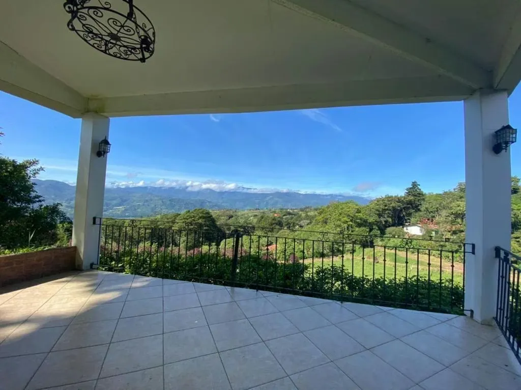 La casa de sus sueños , ambiente campestre , con una vista excepcional a la represa y a las montañas , un lugar privilegiado Birrisito , San Nicolás , Paraíso de Cartago . La casa ...