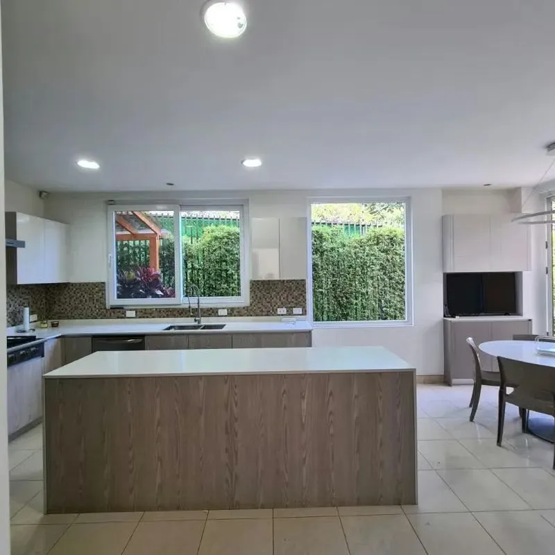 Alquiler o venta de fina propiedad ubicada en una de las zonas más prestigiosas y seguras de Escazú. Con 409 m² de construcción sobre un terreno de 610 m², esta casa ofrece el ...