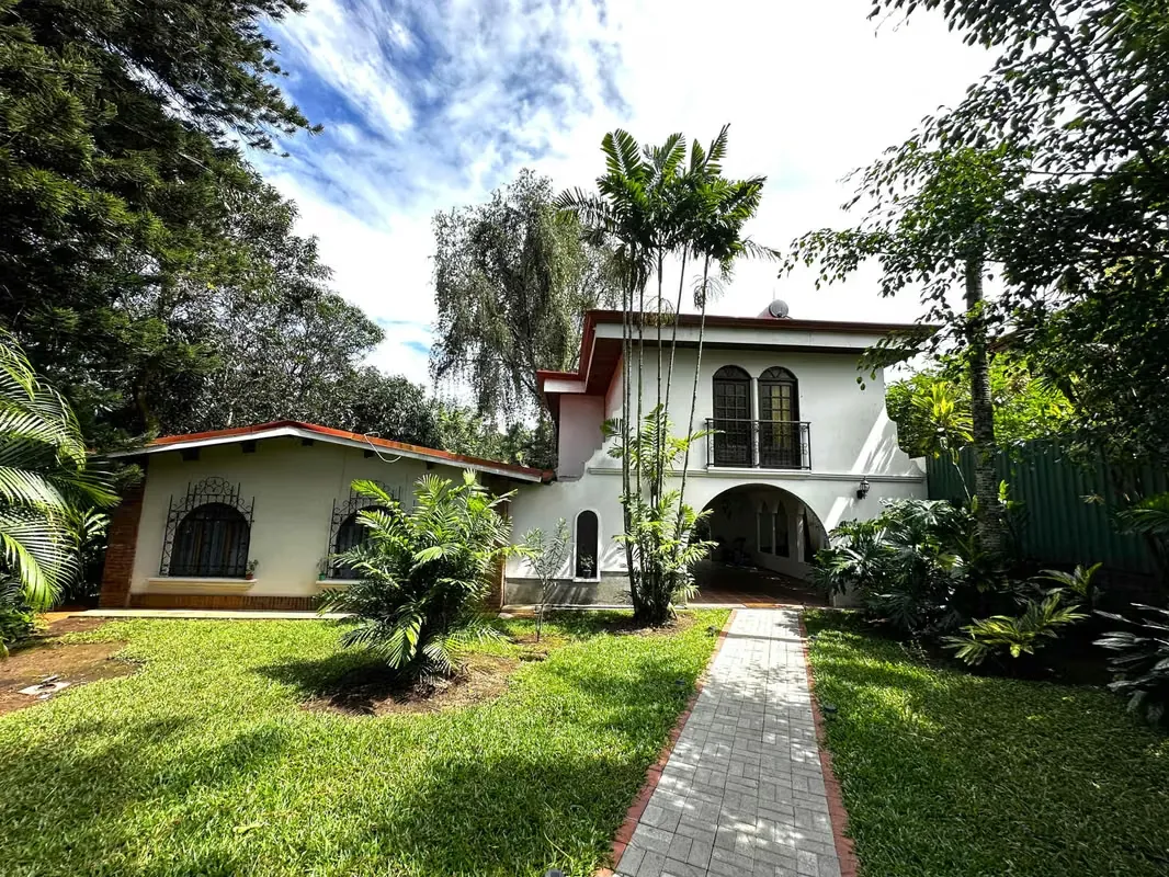 Discover this exceptional estate just 10 minutes from Juan Santamaría International Airport. With over 7,300 m² of land and ...