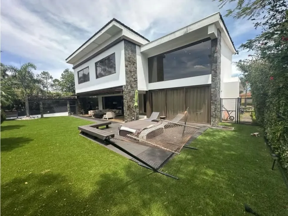 VENDO CASA EN CONDOMINIO DE LUJO EN SANTA ANA