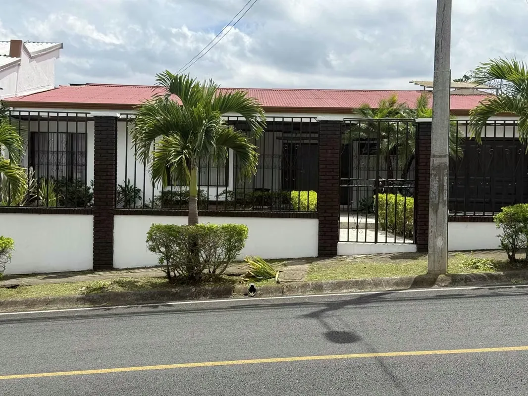 EN VENTA- AMPLIA CASA DE UNA PLANTA - Pinares de Curridabat
