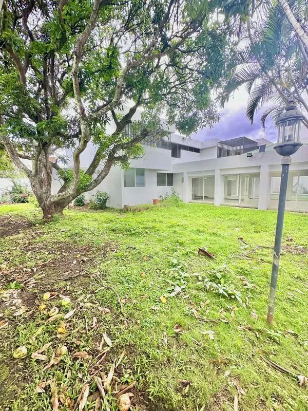 SE ALQUILA IMPRESIONANTE CASA EN ROHRMOSER NUNCIATURA