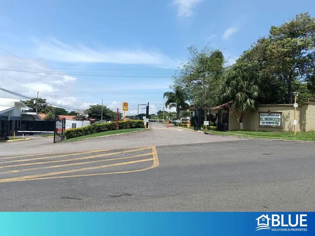 Beautiful and spacious lot for sale in a residential area with private security, surrounded by nature, away from the hustle and bustle, very safe and with amenities such as playgrounds ...