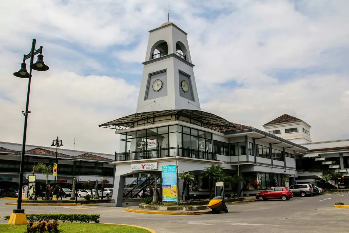 ¡Local comercial disponible en Plaza Rohrmoser– Ubicación estratégica para su negocio!