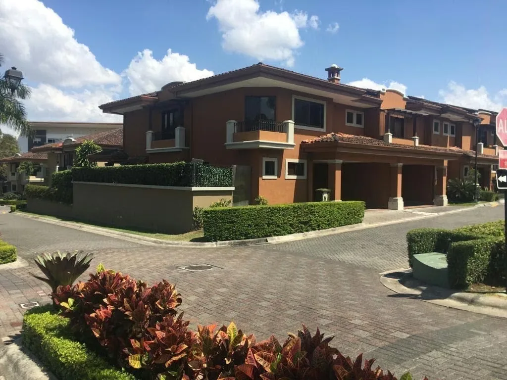 Venta de Casa Guachipelin 46 Villas de Valencia El condominio cuenta con seguridad 24/7, tapia perimetral electrificada y con alarma.