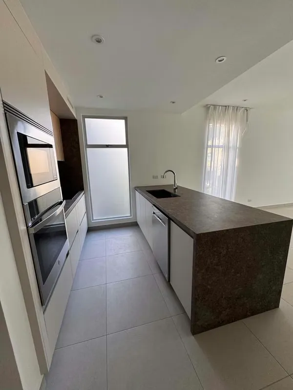 FOR SALE – TOWNHOUSE IN SANTA ANA