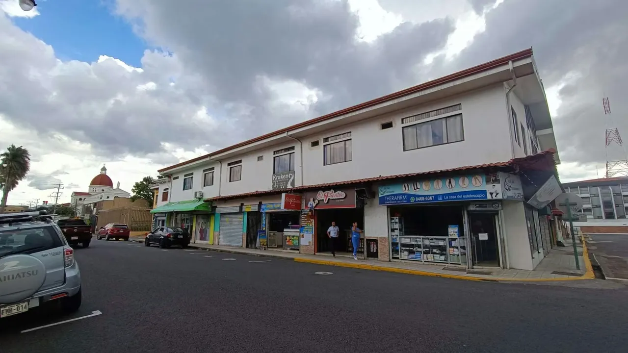 Venta de edificio con locales y apartamentos en Barrio Aranjuez -EU