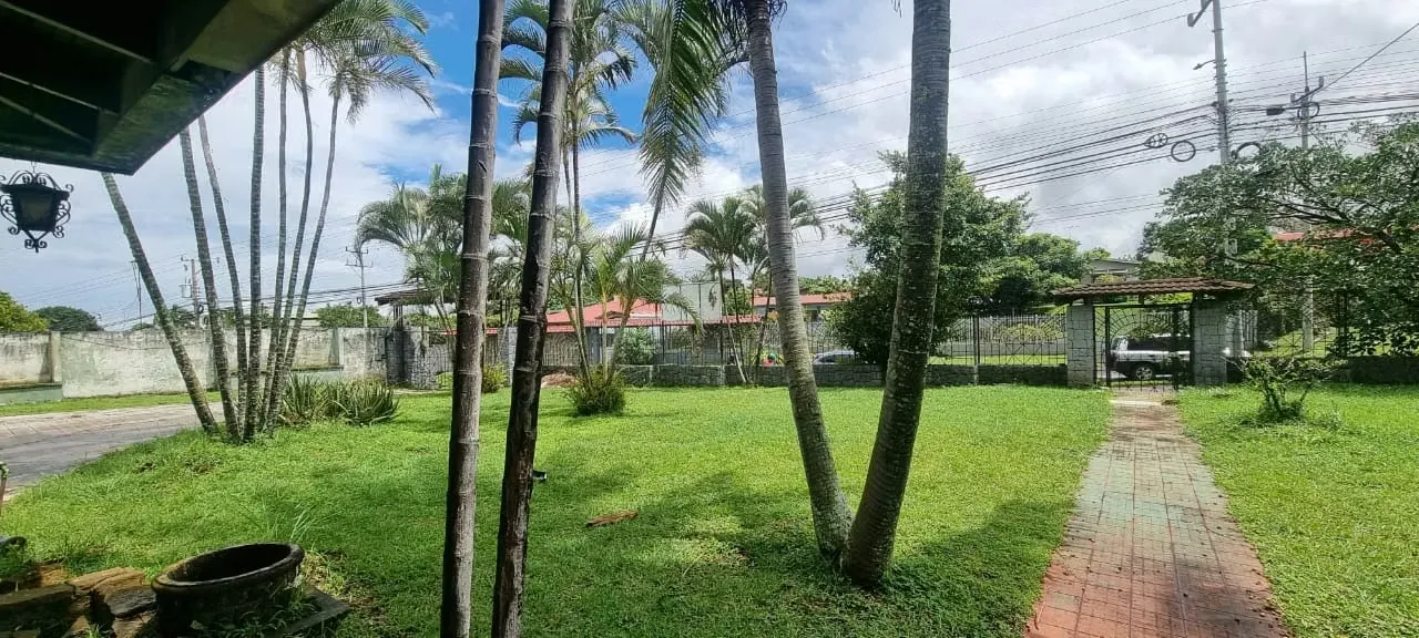 With an excellent location on the main street that serves as a link between the highway and Heredia is this magnificent property.