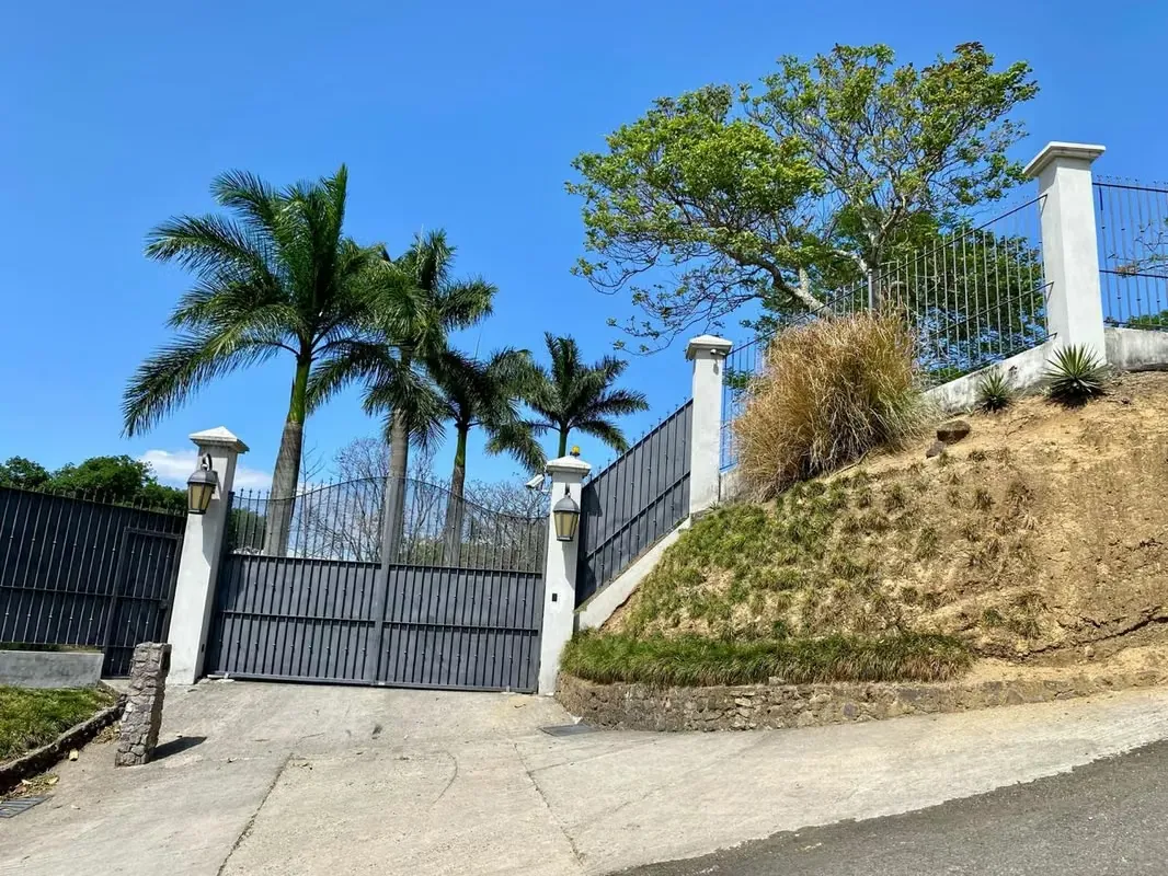 Luxury mountainside living in an independent property with quick access to Santa Ana and Escazú. Casa El Pazo offers a fresh natural environment with meticulous finishes ...