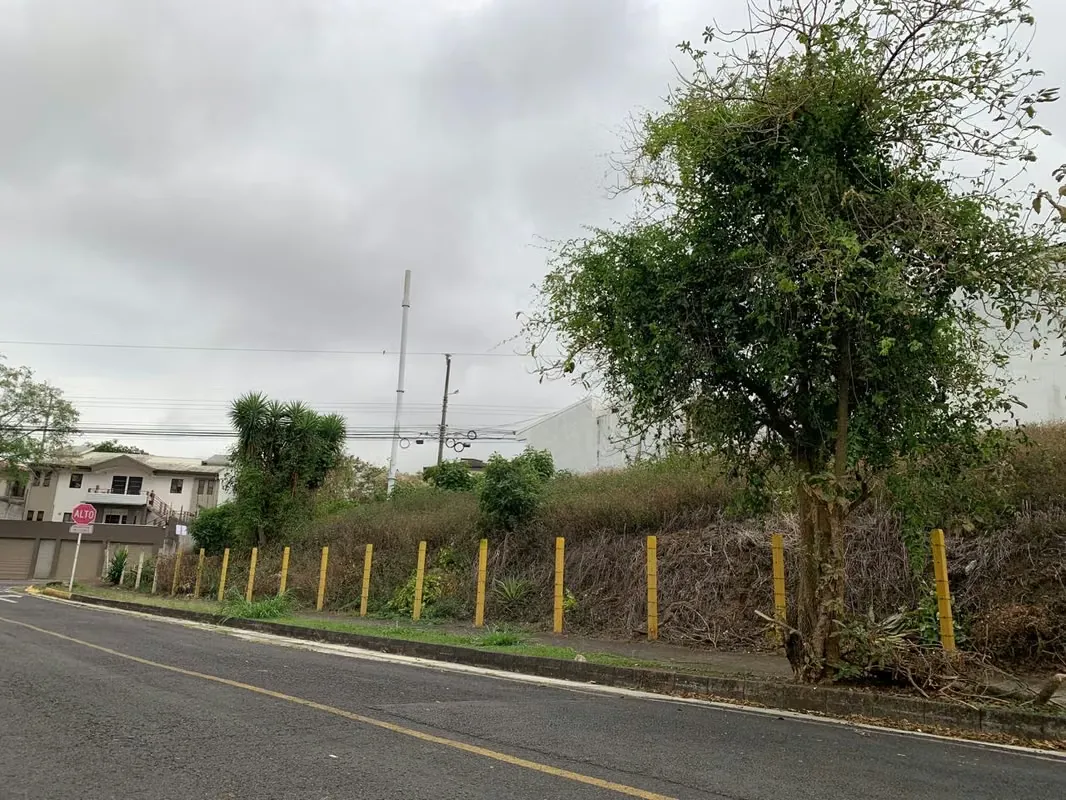 Se VENDE lote esquinero en Ayarco Sur