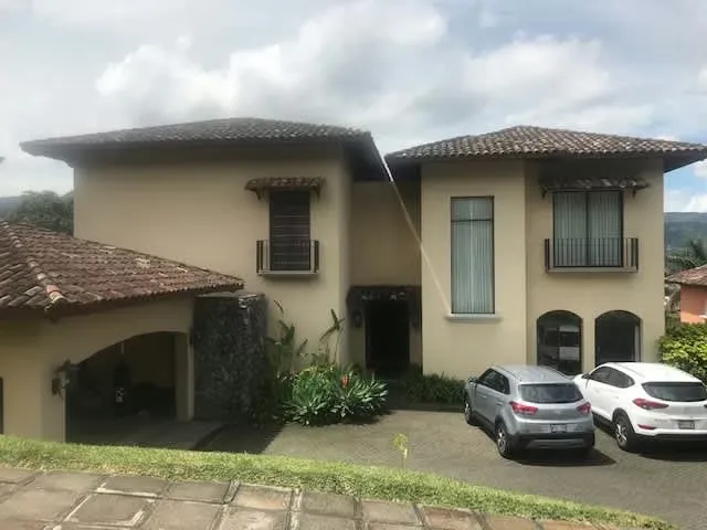 id # 40119 Exclusiva residencia en venta – Colinas de Montealegre