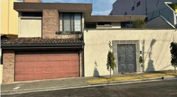 FOR SALE: HOUSE IN PAVAS