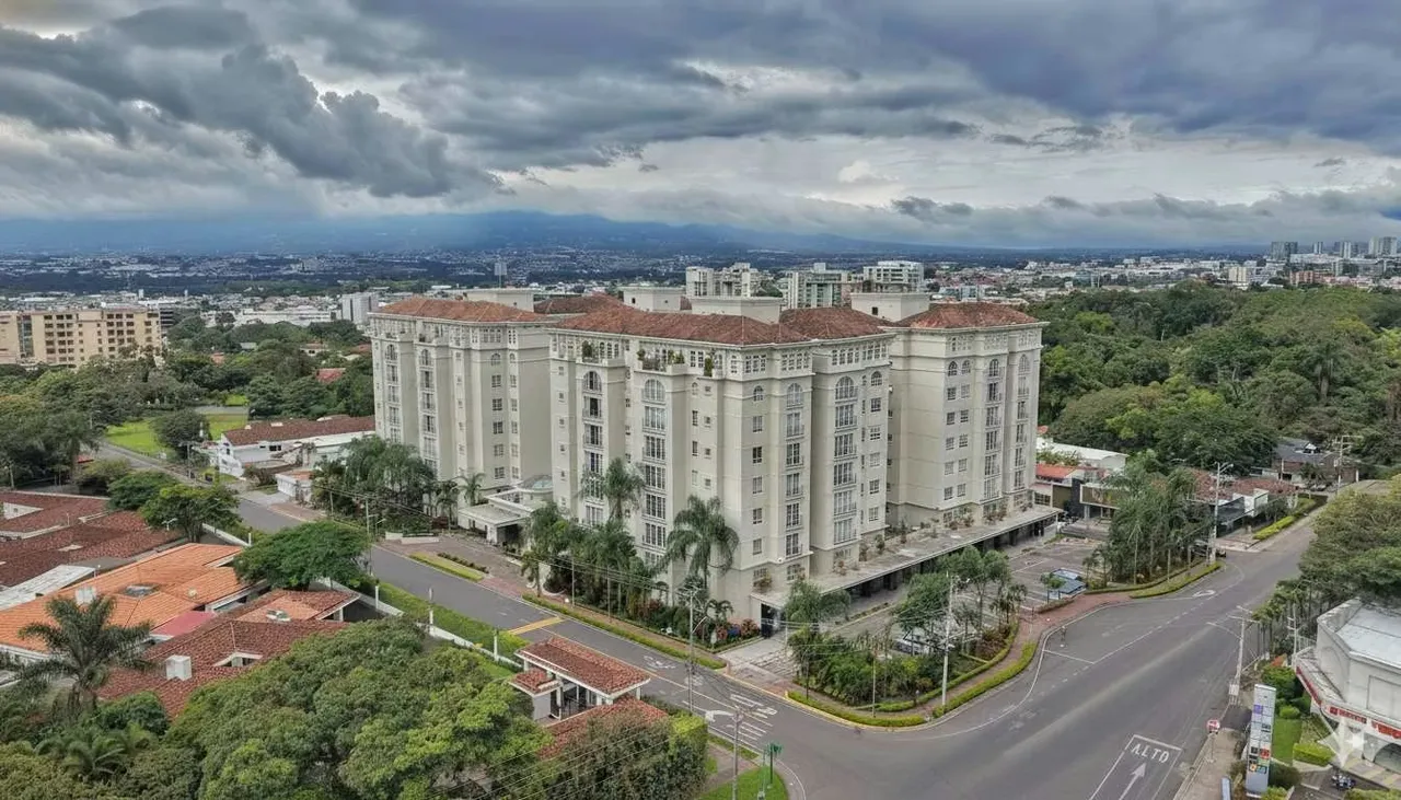 Viva con la distinción y seguridad que solo Cortijo Los Laureles puede ofrecer. Esta suite de 1 habitación ha sido diseñada para ...
