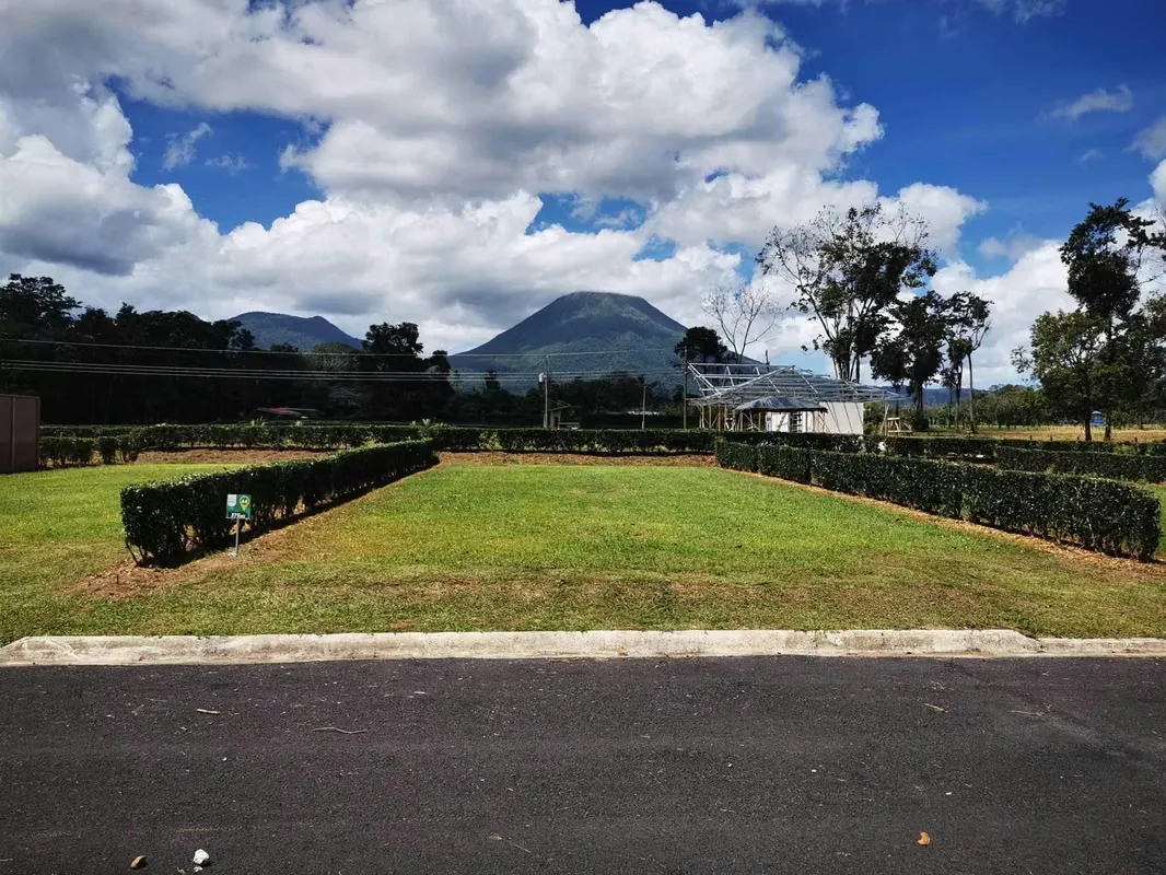 Lote con vistas al volcán Arenal, en Condominio El trapiche  Fortuna