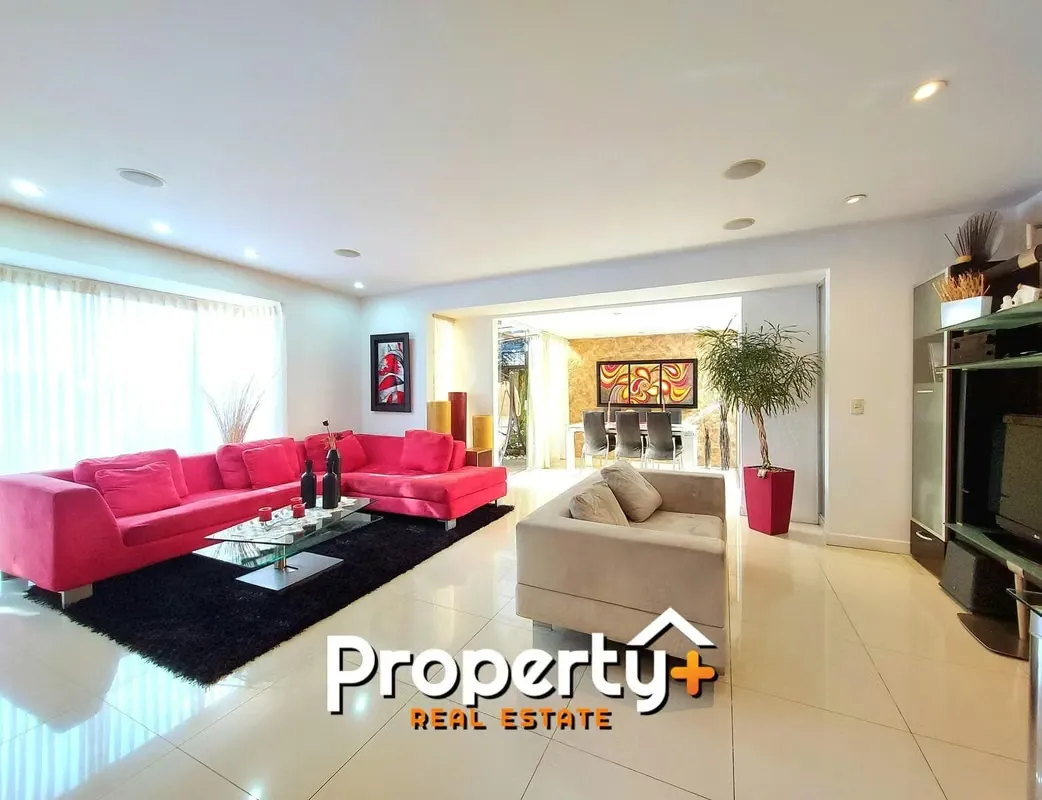 Town House en Condominio de 32 casas con seguridad 24/7 y con una ubicación estratégica en el centro de Santa Ana.