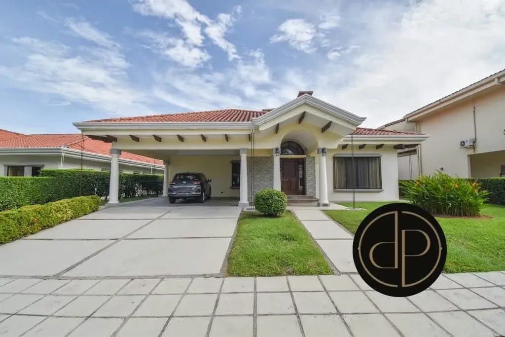 VENTA SANTA ANA LINDORA CASA DE 1 PLANTA CON AMPLIO JARDIN