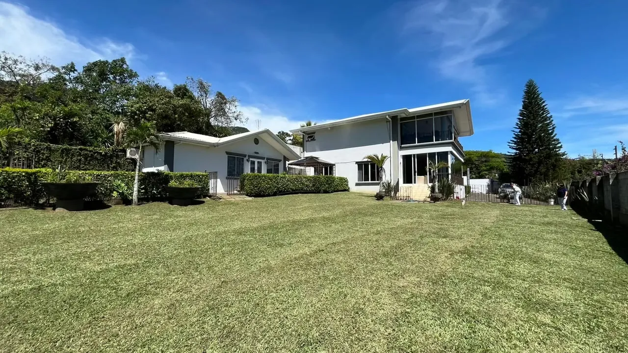 Venta. Escazù. Propiedad de lujo con cine y vistas espectaculares