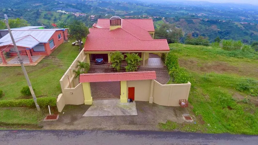 Hermosa y moderna casa localizada en las montañas de Grecia, esta casa de 435m2 se encuentra ubicada en una propiedad de ...