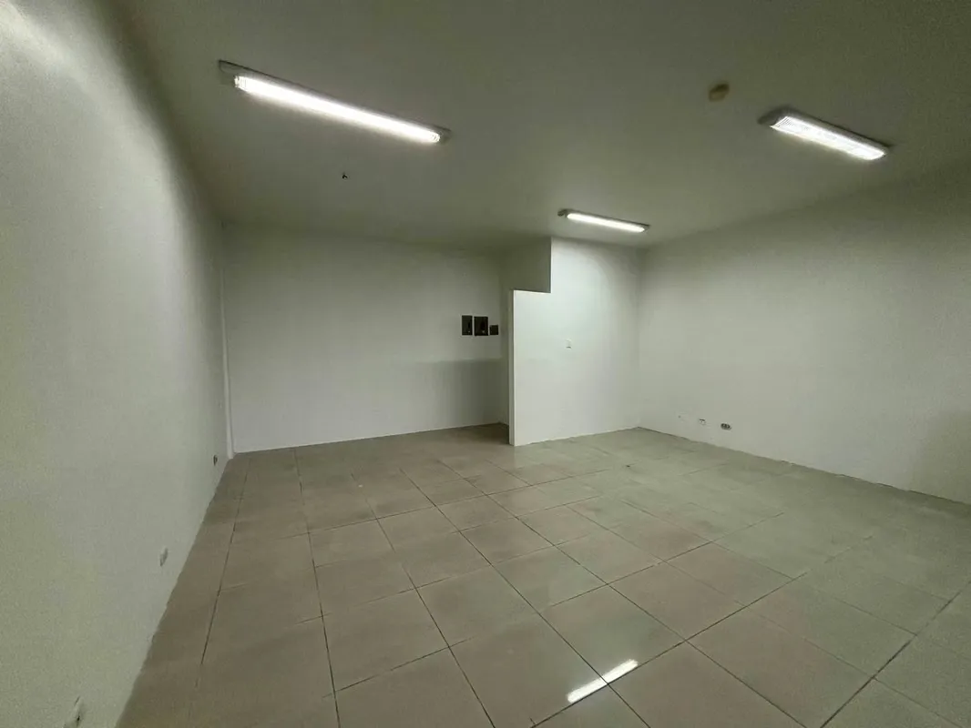 Local en Alquiler – $1,100 | 48 m² | Seguridad 24/7 | Parqueo | Dentro de Centro Comercial