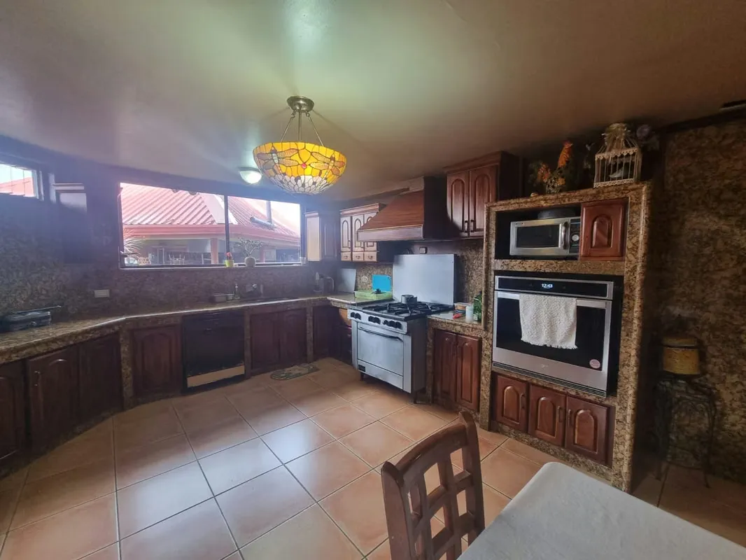 Beautiful property for sale located in one of the quietest, safest, and most sought-after areas of San Pablo de Heredia. This ... — photo 3