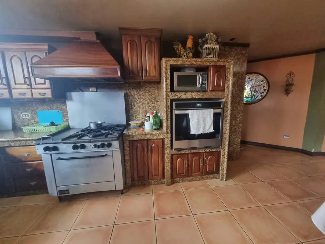 Beautiful property for sale located in one of the quietest, safest, and most sought-after areas of San Pablo de Heredia. This ... — photo 5