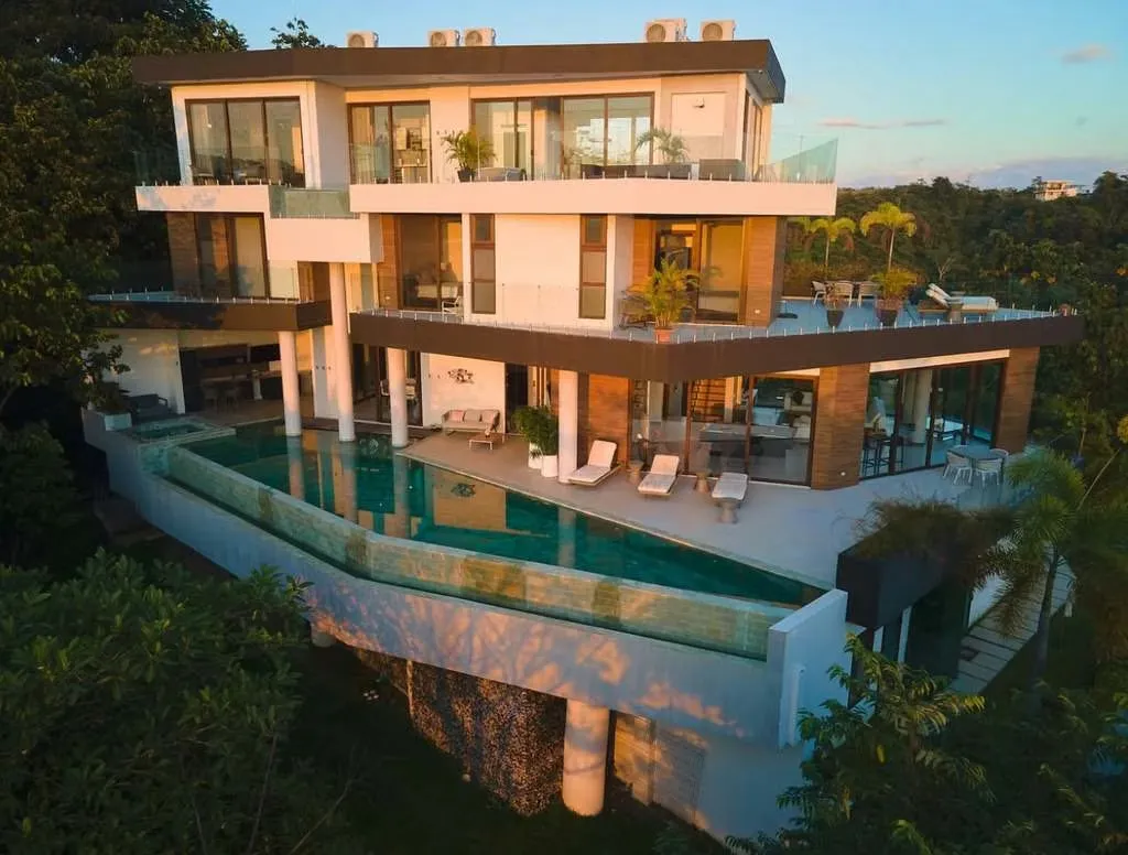 Le presentamos una residencia espectacular y moderna, rodeada de lujos y ubicada en una posición privilegiada con vistas panorámicas ...