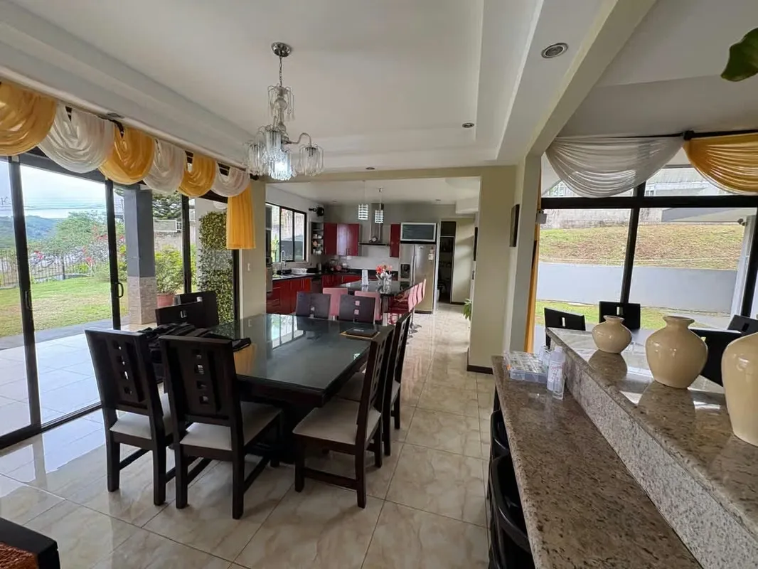 4 dormitorios, 4.5 baños, sala grande, una sala, comedor, oficina,cocina con muebles de granito,