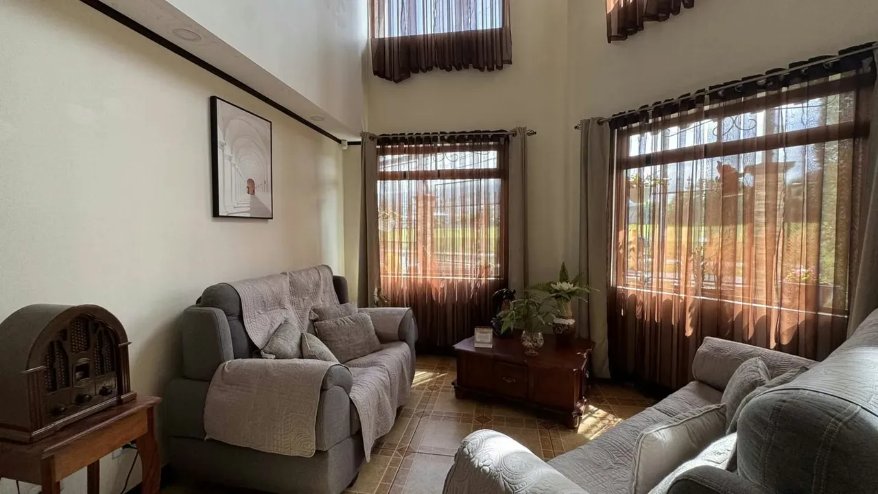 Two-story house with 4 bedrooms and an office - Taras, Cartago