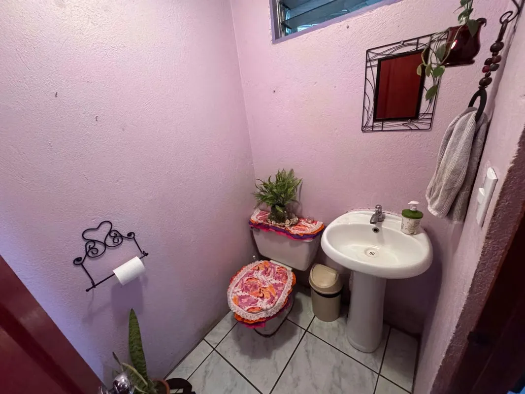 Venta de casa de dos plantas en Concepción de Tres Ríos. En primera planta cuenta con una cochera para dos vehiculos (uno grande y otro pequeño), una bodega, sala-comedor, cocina con ... — photo 2