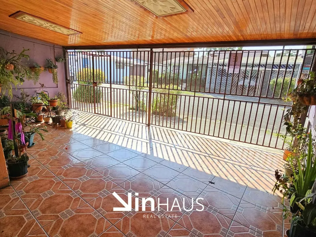 Venta de casa de dos plantas en Concepción de Tres Ríos. En primera planta cuenta con una cochera para dos vehiculos (uno grande y otro pequeño), una bodega, sala-comedor, cocina con ... — photo 3