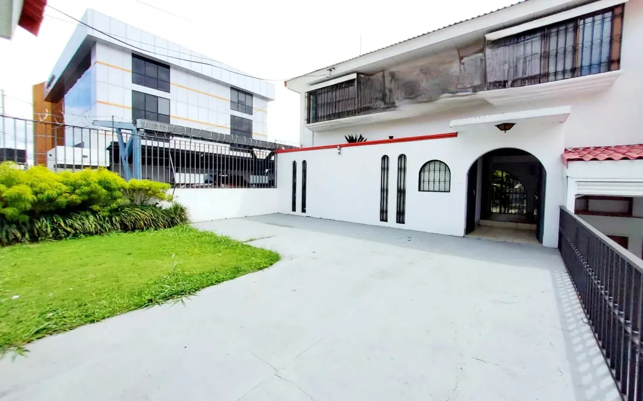 Casa en Rohrmoser en Ubicación Premium | Ideal para Restaurante, Oficinas, Clínica o Embajada