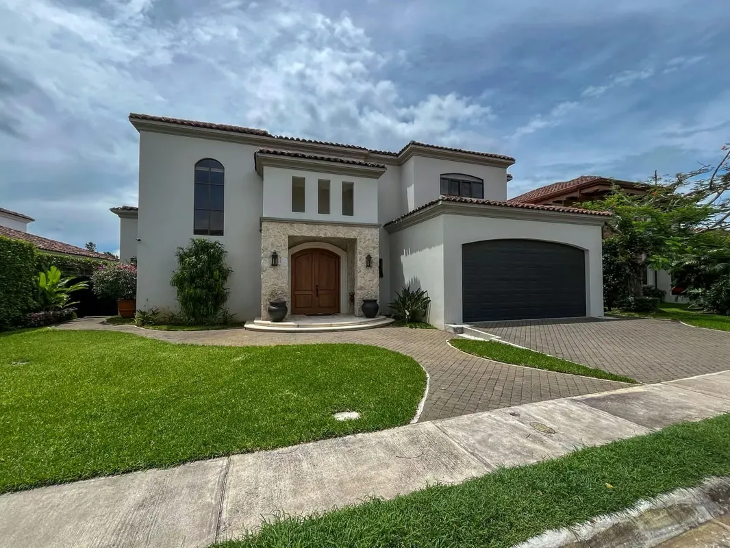 Venta. Santa Ana. Casa de lujo con acabados premium y amplio jardín.