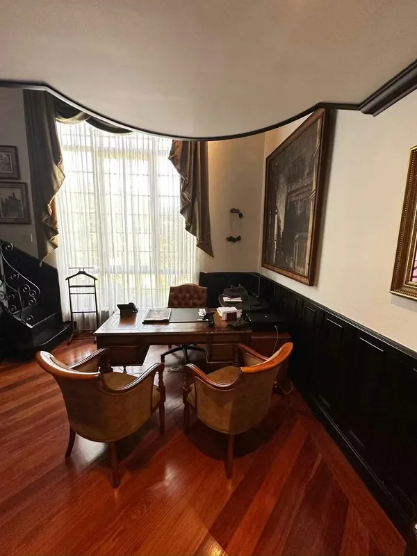 Ubicada en un exclusivo condominio de solo 9 residencias en Santo Domingo de Heredia, esta impresionante propiedad combina elegancia, confort y un entorno natural privilegiado. La casa ... — photo 2