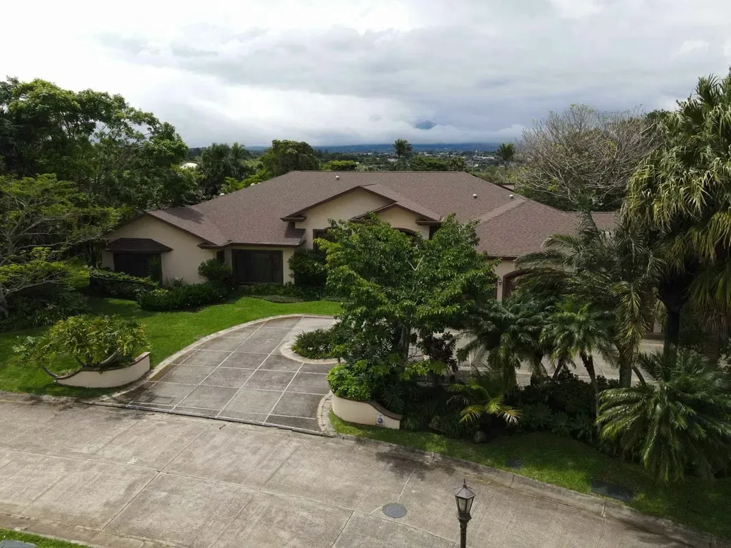 Ubicada en un exclusivo condominio de solo 9 residencias en Santo Domingo de Heredia, esta impresionante propiedad combina elegancia, confort y un entorno natural privilegiado. La casa ... — photo 5