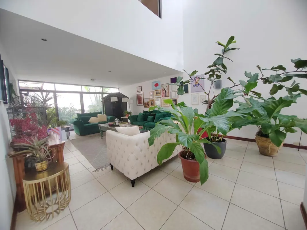 Se vende hermosa casa en Santa Ana, con una ubicación espectacular, a distancias caminables de distintos comercios, gimnasios, escuelas, cines, restaurantes etc.