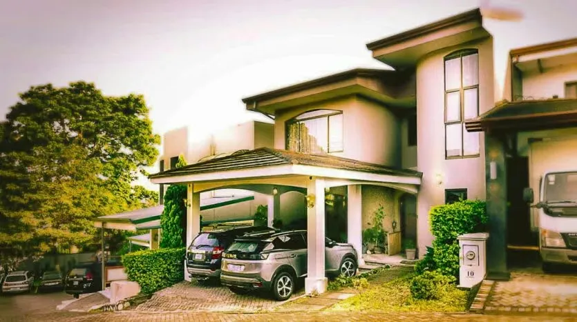 Ubicada en un condominio exclusivo de solo 10 unidades, esta espaciosa casa de 3 niveles combina amplitud, diseño contemporáneo y una excelente ubicación en entorno ...