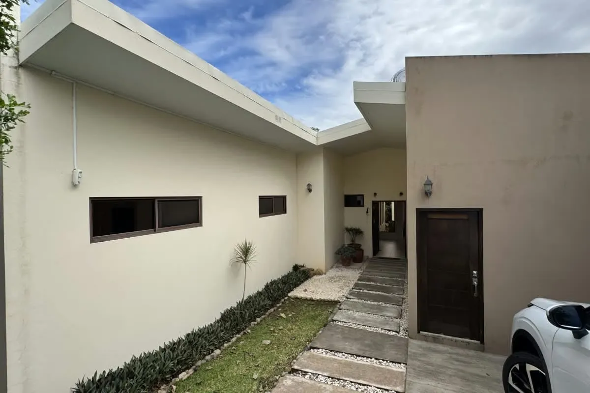 Ubicada en un residencial cerrado con seguridad, esta hermosa propiedad ofrece una combinación ideal de comodidad, funcionalidad y entorno natural único, perfecta para quienes buscan ...