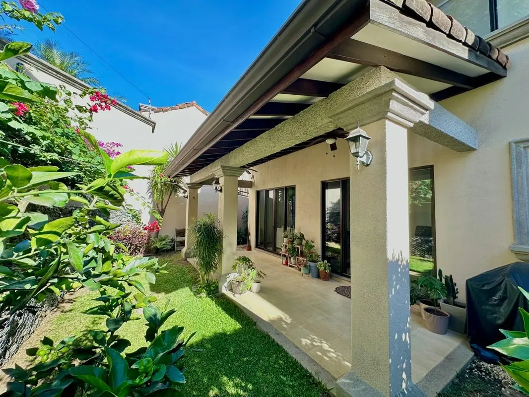 ALQUILER O VENTA CASA EN CONDOMINIO EN GUACHIPELÍN*