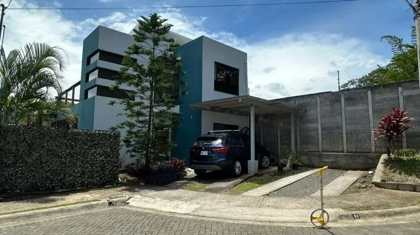 ¡Oportunidad única en excelente ubicación! Esta hermosa casa está ubicada en Turrúcares de Alajuela, a tan solo 200 metros del cementerio y con fácil acceso a la ...