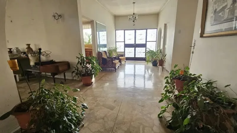 This is a very beautiful property, with a 2,074 m2 lot and a single-story house with a large living room on the second ...