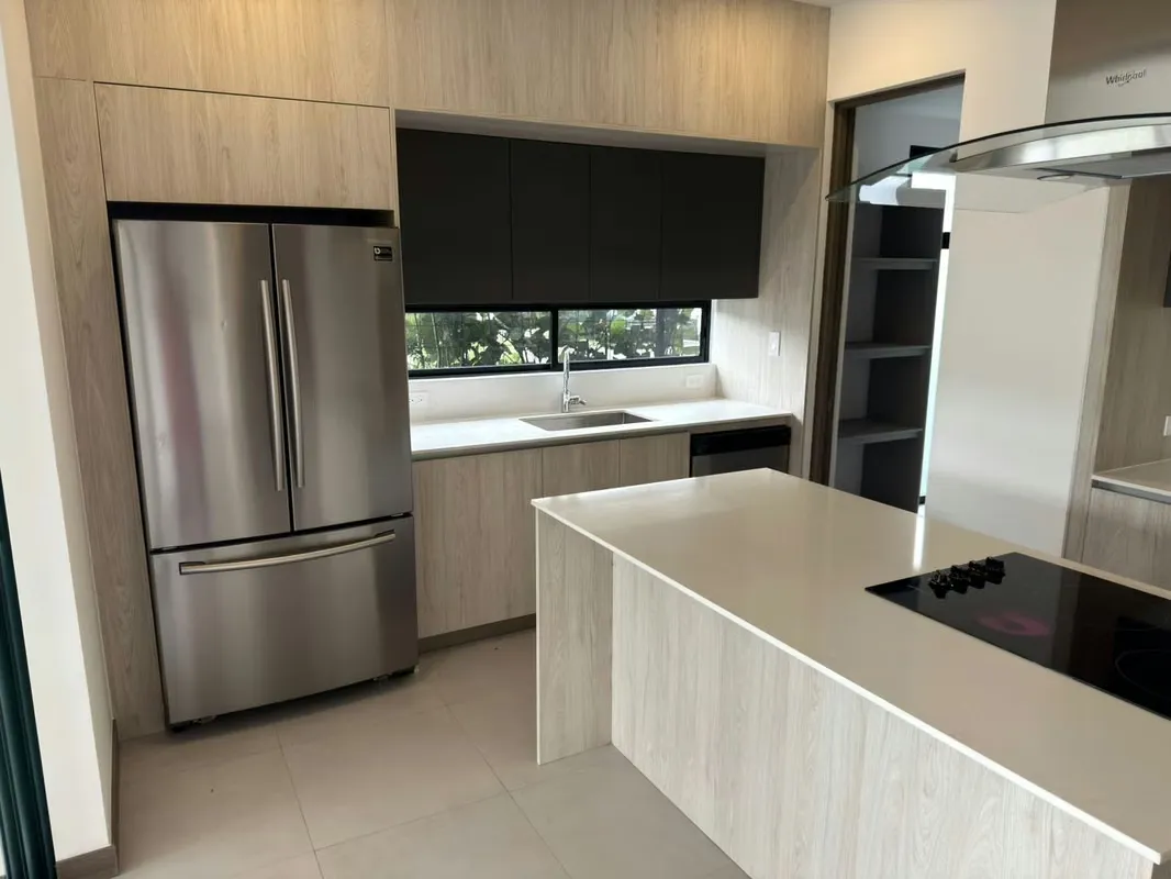 ALQUILER CASA DE UNA SOLA PLANTA EN CONDOMINIO LINDORA *