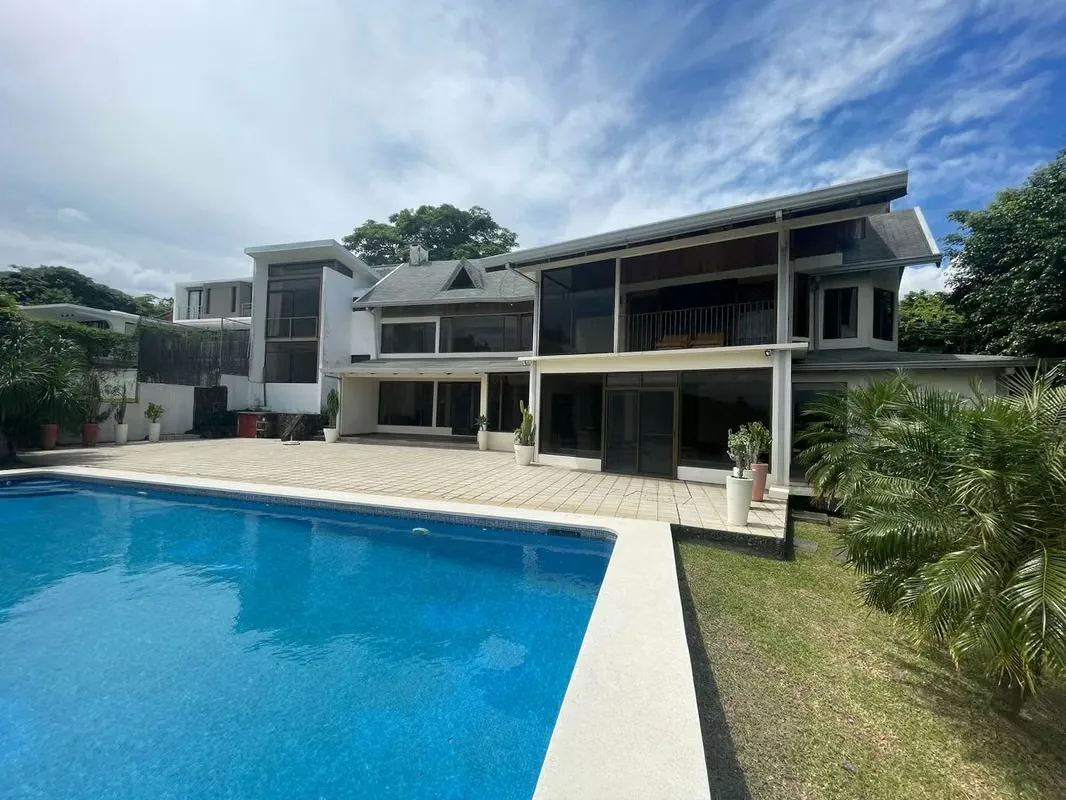 VENTA DE CASA INDEPENDIENTE EN SANTA ANA