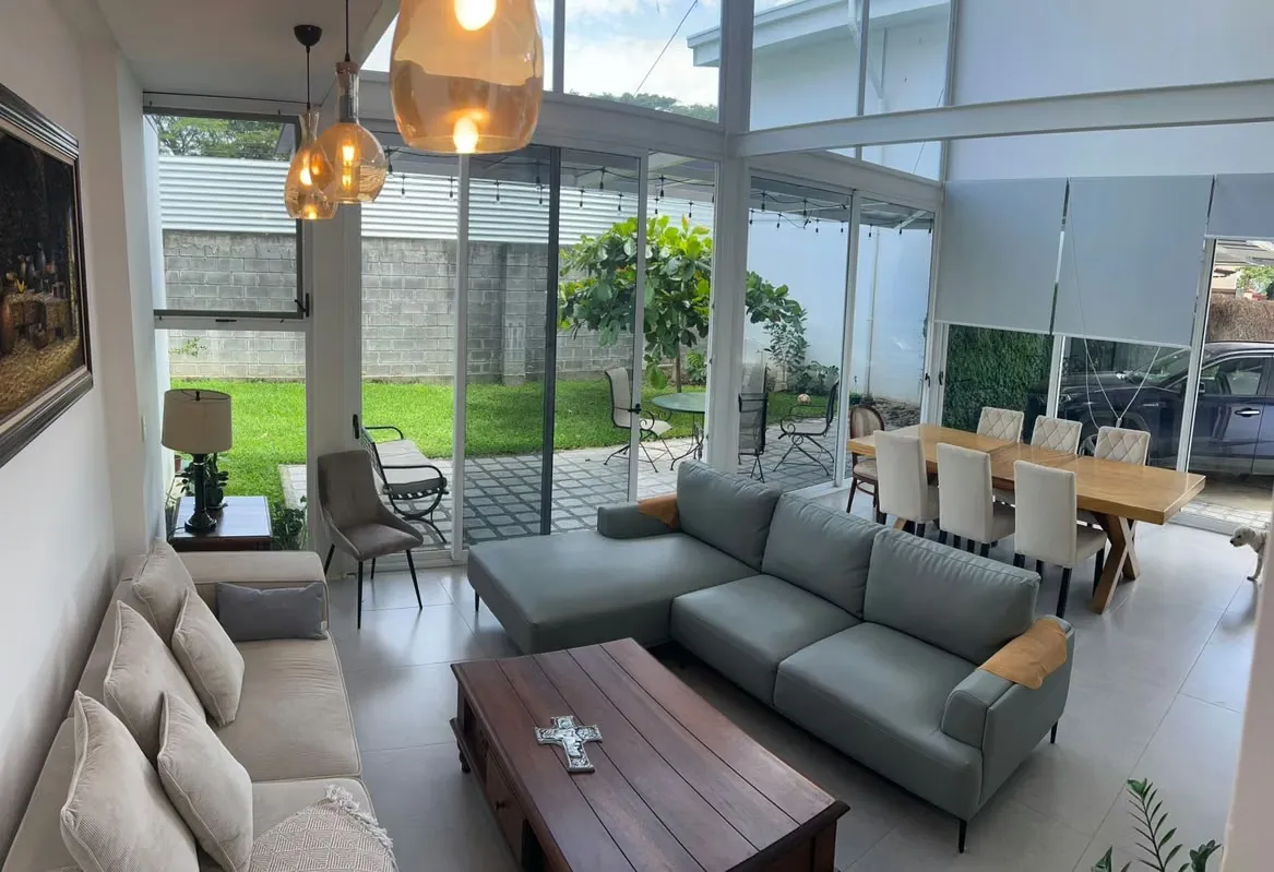 Venta de Casa con Dos Apartamentos Adicionales en la Original Hacienda Lindora – Oportunidad Única en Santa Ana