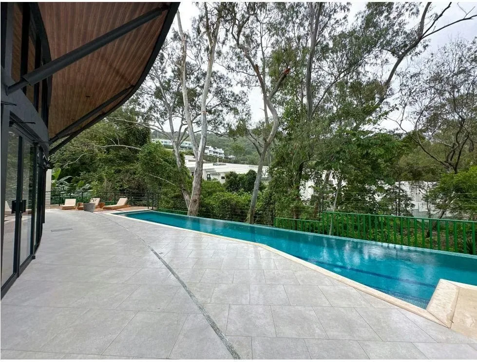 Alquiler de moderna casa en condominio ubicado en Escazú, completamente nueva.