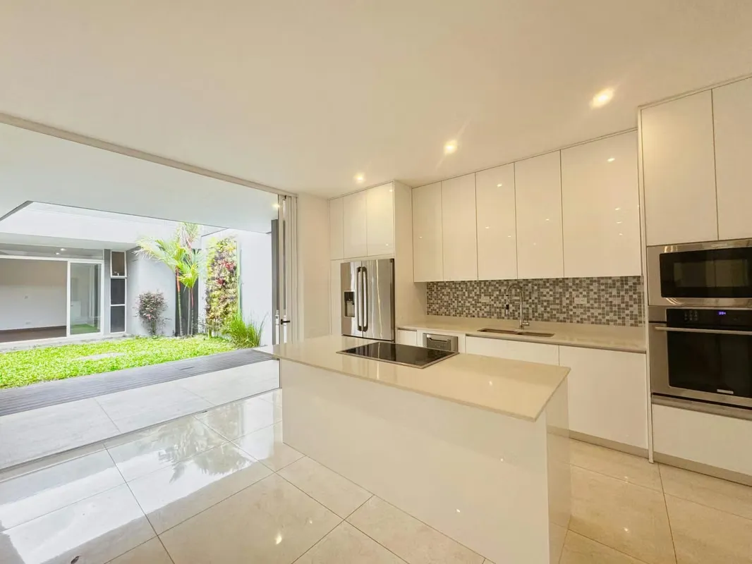 ALQUILER CASA DE UNA  PLANTA CONDOMINIO EXCLUSIVO EN SANTA ANA