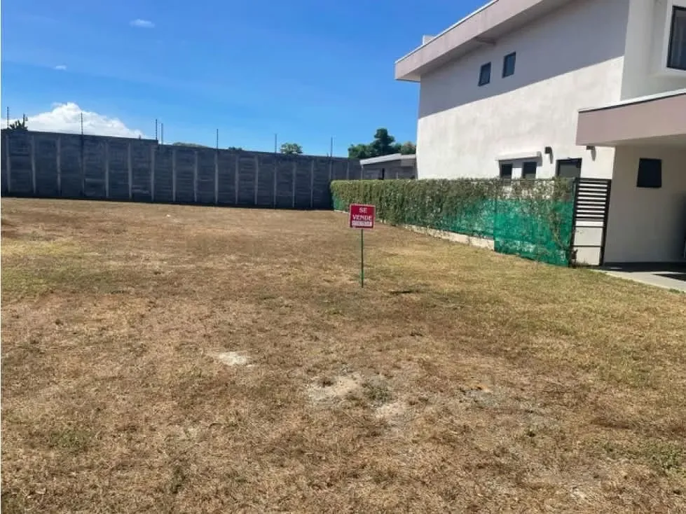 LOT TOTALLY PLANO, LISTO FOR CONSTRUCTION, UBICATE FROM A SAFE, TRANCHIUM AND FAMILY CONDOMINIUM.