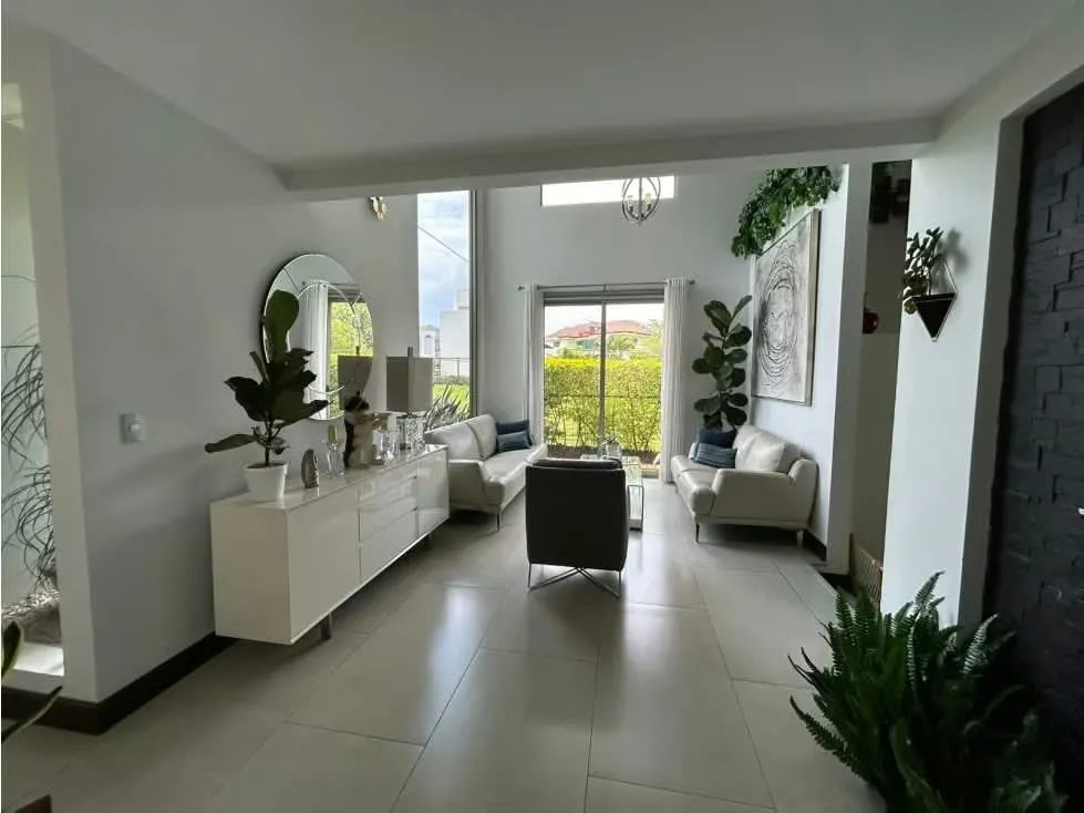 Hermosa casa estilo moderna, dentro de un condominio, en un terreno de de 646m2 con una construcción de 410 m2.