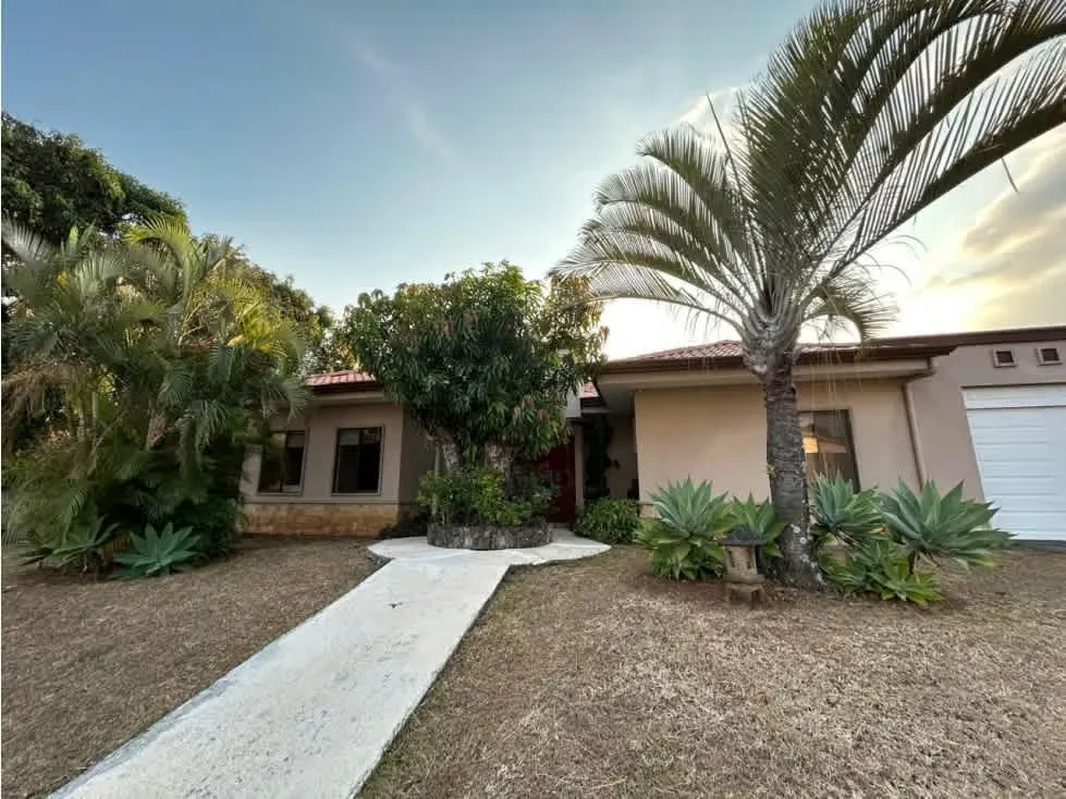Quintas El Dorado, Amplio Lote 1.563.83 m2, Construcción 250m2, rodeado de Preciosos jardines con árboles frutales y árboles jacarandas hermosos. La casa se encuentra para remodelar, ...